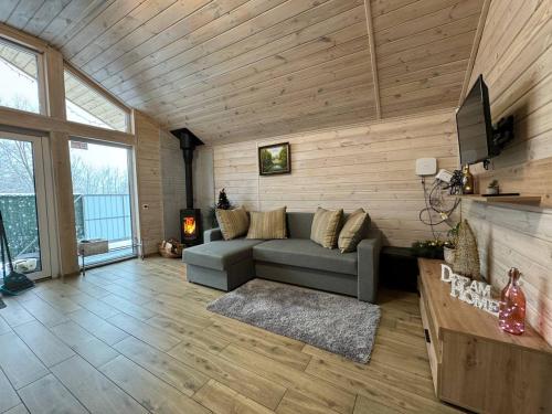 - un salon avec un canapé et une télévision dans l'établissement Treeskit House, à Horenka