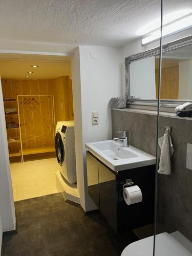 ライト・イム・アルプバッハタールにあるWiesenhofのバスルーム(シンク、洗濯機付)