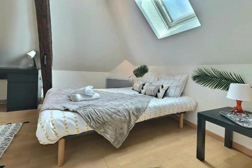 um quarto com uma cama com duas toalhas em Travel - Near fairs and city center - Mon Groom em Troyes