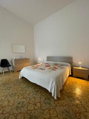 - une chambre avec un lit, un bureau et une chaise dans l'établissement La casa delle rondini, à Casarano
