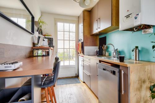 une cuisine avec un comptoir en bois et un évier dans l'établissement Entre plage et marais salants, maison pour 6, à Les Bussolleries