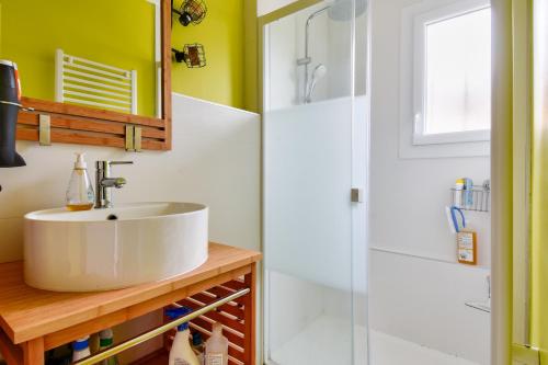 a bathroom with a sink and a shower at Entre plage et marais salants, maison pour 6 in Les Bussolleries