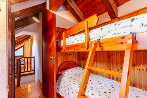 a bedroom with two bunk beds in a cabin at Casa Leonida in Bardonecchia