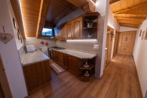 an overhead view of a kitchen with wooden cabinets at Appartamenti Kratter Pietro in Sappada