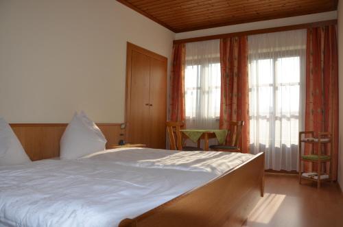 Posteľ alebo postele v izbe v ubytovaní Urlaub am Kräutlhof in Mariapfarr