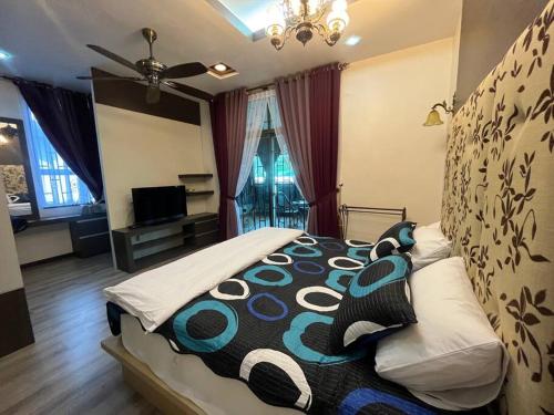 - une chambre avec un lit et une couverture colorée dans l'établissement Tokwan Homestay 2 - Homestay with private kid's pool, à Kuala Kedah