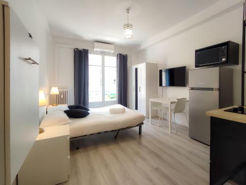 een kleine kamer met een bed en een keuken bij Stella Monte 3 A/C WiFi 2 Pers in Nice