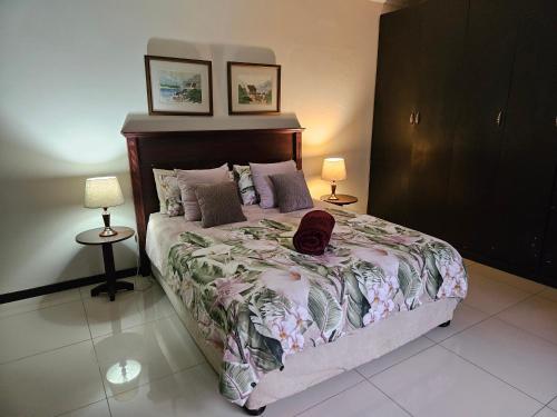 Un dormitorio con una cama grande con dos lámparas. en Monkey Heartland, en Waterfall