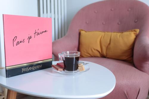 una mesa con un libro y una taza de café. en Beau studio proche gare en Gagny