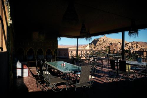 a table and chairs with a view of the mountains at Chez Brahim vue panoramique in Aït Ben Haddou