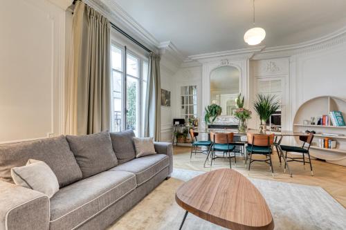 un salon avec un canapé et une table dans l'établissement La Suite 31, à Paris