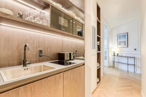 Il comprend une cuisine équipée d'un évier et d'une cafetière. dans l'établissement La Suite 31, à Paris