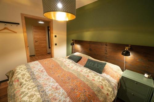 Schlafzimmer mit einem großen Bett mit einem Kopfteil aus Holz in der Unterkunft Big Schenkvalley in Erfurt