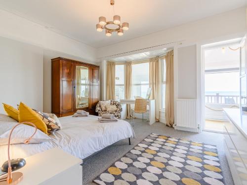 1 dormitorio con 1 cama y sala de estar en 2 Bed in Bexhill-on-Sea 60137, en Bexhill-on-Sea