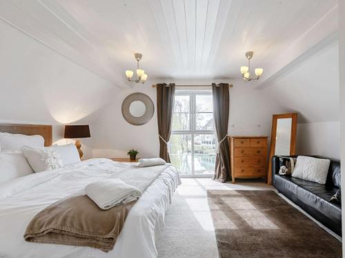um quarto com uma grande cama branca e um sofá em 3 Bed in Cirencester HIC02 em South Cerney