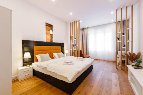a bedroom with a large bed in a room at The Chic One, Unirii Square View in Timişoara