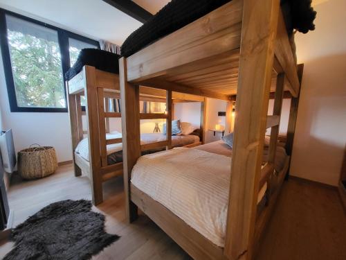 een slaapkamer met 2 stapelbedden in een huis bij Apartamento Sapporo 2 dormitorios Luxury in Sierra Nevada