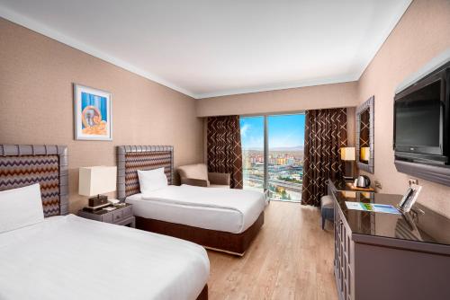 科尼亞的住宿－科尼亞大酒店，酒店客房设有两张床和大窗户。