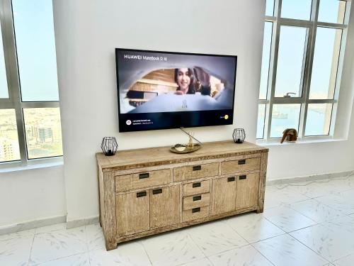 Luxury Apartment 2BD 120m2 Al Majaz PS5, Pool, View Khalid Lac