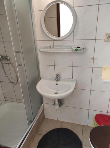 a small bathroom with a sink and a mirror at DG EWA w Polańczyku in Polańczyk
