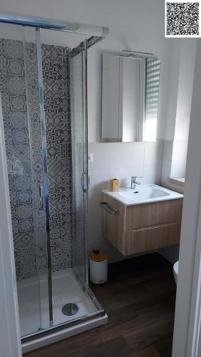 La salle de bains est pourvue d'une douche et d'un lavabo. dans l'établissement The Other House B&B, à Formia
