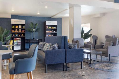 uma sala de espera com sofás e cadeiras numa farmácia em Comfort Suites Oceanside Camp Pendleton Area em Oceanside