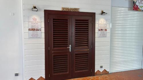una porta di legno sul lato di un edificio di Bluewave a Saint-François