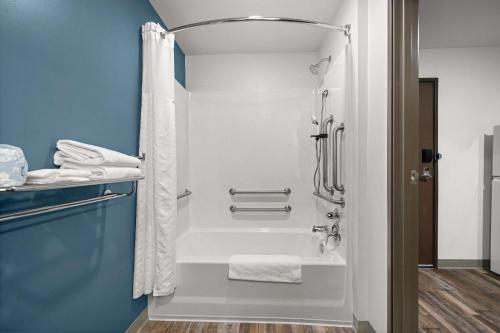 y baño con ducha y bañera. en WoodSpring Suites Dearborn Detroit en Dearborn