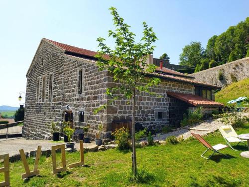Κήπος έξω από το Gîte de groupe Loire 42 salle de réception La Bâtisse aux Lanternes 30 couchages de charme spacieux classé 4 etoiles