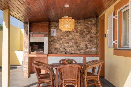 comedor con mesa y sillas en la cocina en Family vacation on Golden Island La Maison Dorée en Porto Santo