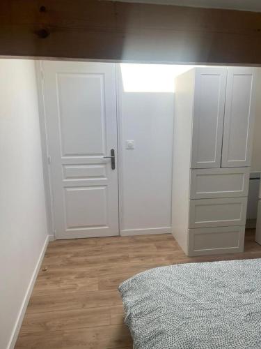 a room with white cabinets and a white rug at Grand Duplex Argenté 3 chambres à 20min de Paris in Argenteuil