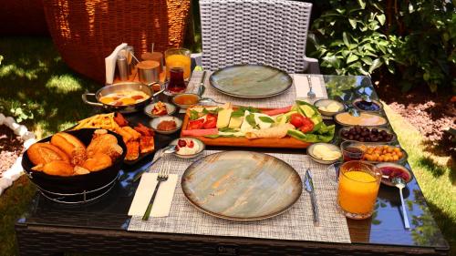 uma mesa de piquenique com comida e bebidas em Dİamond Elit Otel&Spa Center em Esmirna