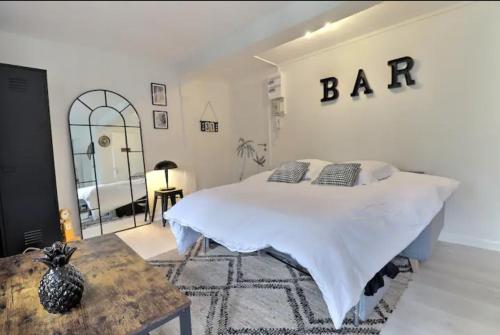 Ένα ή περισσότερα κρεβάτια σε δωμάτιο στο O'bistrot Troyen - charme secteur piéton Mon Groom