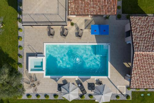 Utsikt över poolen vid Villa Mattuzzi in Central Istria with large garden, kids playground and whirlpool eller i närheten