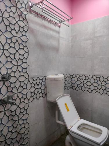 Aurangābād的住宿－HOTEL GANESH PALACE，浴室配有白色卫生间和墙壁。