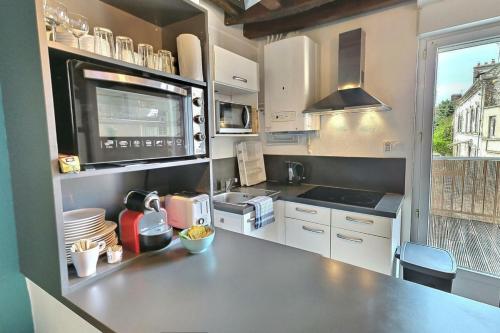 a kitchen with a large counter top in a kitchen at Le Village - Appart Terrasse Proche gare in Sainte-Savine