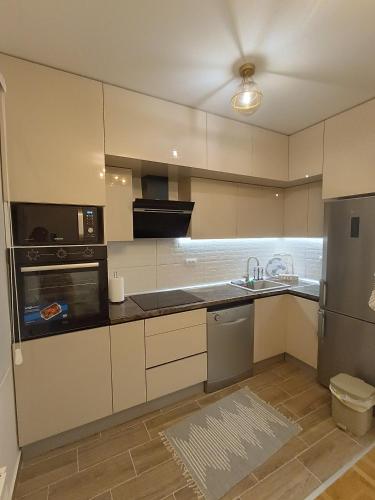 Una cocina o zona de cocina en Apartman Samsara