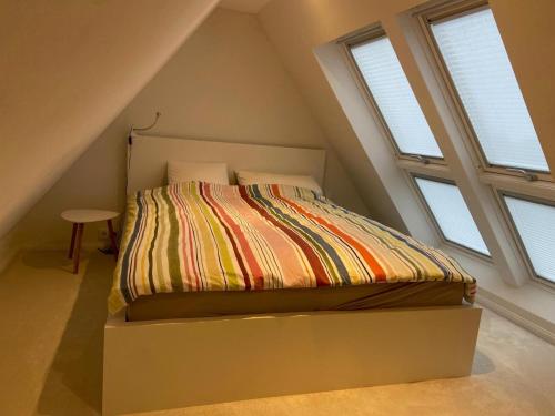 เตียงในห้องที่ Eutin Wohnung Rosenstadt