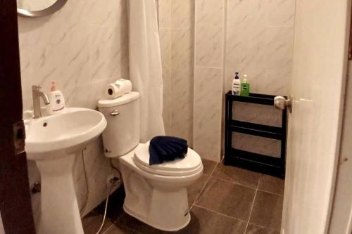 Ένα μπάνιο στο White House With 2bedrooms plus 1 bathroom sharing Near Phuket Kathu Waterfall