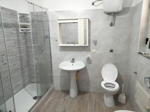La salle de bains est pourvue de toilettes, d'un lavabo et d'une douche. dans l'établissement Da Totò, à Condofuri Marina