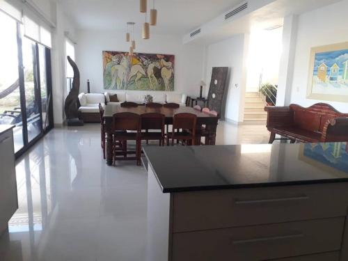 a kitchen and dining room with a table and chairs at Vista Mar Relax in Mañanitas