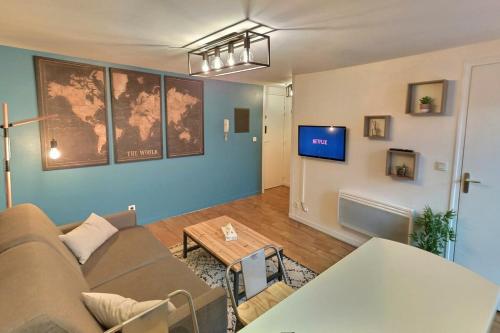 TV a/nebo společenská místnost v ubytování World studio proche gare et commerces ~ Mon Groom