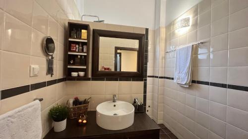 La salle de bains est pourvue d'un lavabo et d'un miroir. dans l'établissement MaVitaPlace Villa Familia Katerini, à Kateríni