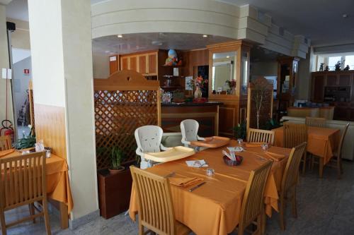 Virtuvė arba virtuvėlė apgyvendinimo įstaigoje Hotel Flora