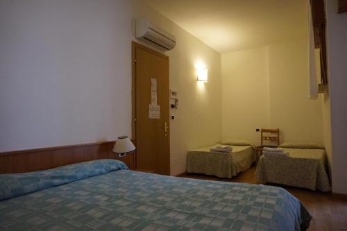 Hotel Flora 객실 침대