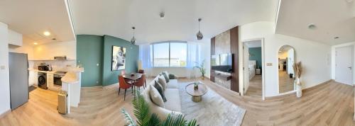 uma sala de estar com um sofá e uma mesa em Amazing Elegant Spacious 1BR at Sky Gardens DIFC no Dubai