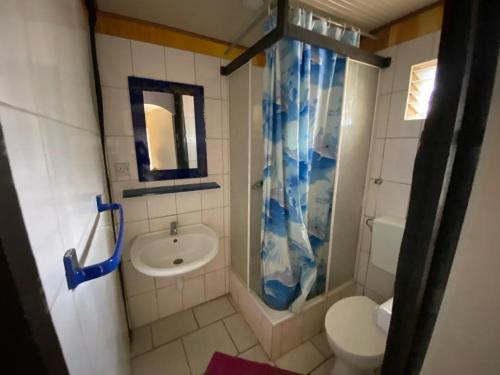 uma pequena casa de banho com lavatório e WC em Villa -Guesthousejane & Apartments em Naivasha