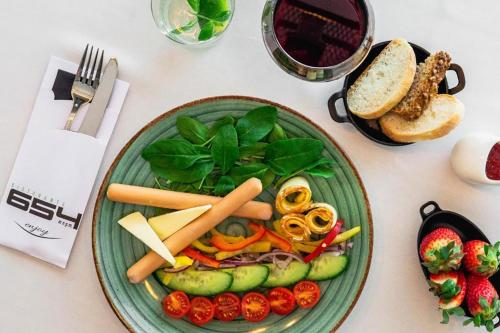 施柯拉爾斯卡波倫巴的住宿－Fantazja，桌上一盘带蔬菜和面包的食物