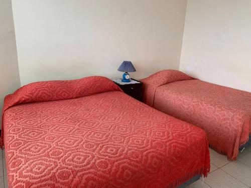 En eller flere senge i et værelse på Hotel Moderno Coroico