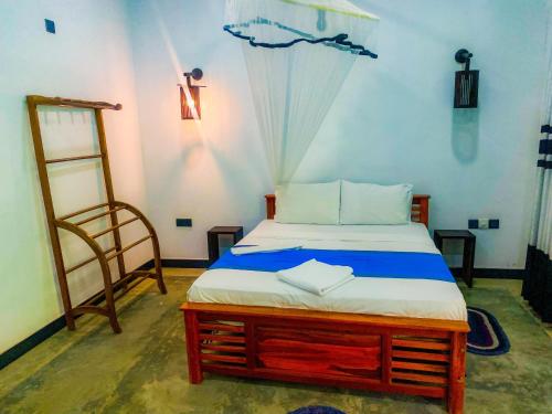 錫吉里亞的住宿－Sigiri Sunrise Villa，一间卧室设有一张床和梯子